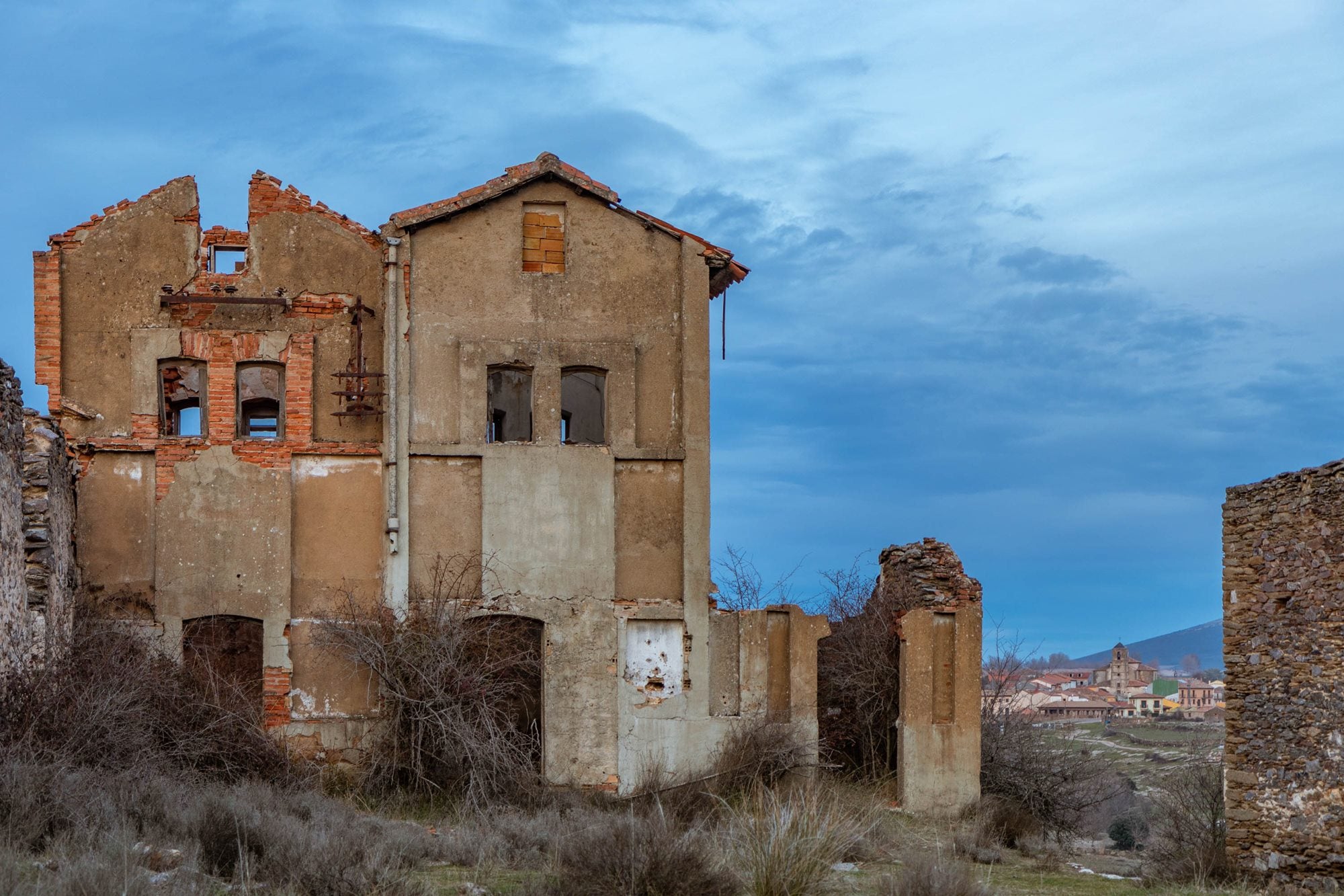 El pueblo asoma entre las ruinas de la mina Santa Teresa. 