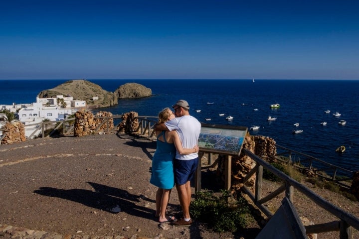 Desde el Mirador de la Isleta del Moro se ve el pueblo marinero y su puerto artesanal.