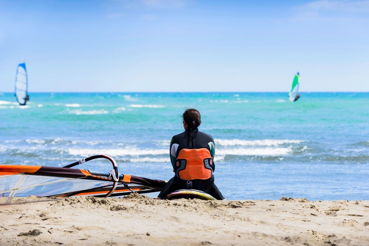 La playa de Cabopino es uno de los lugares favoritos de los surferos. Foto: Shutterstock.