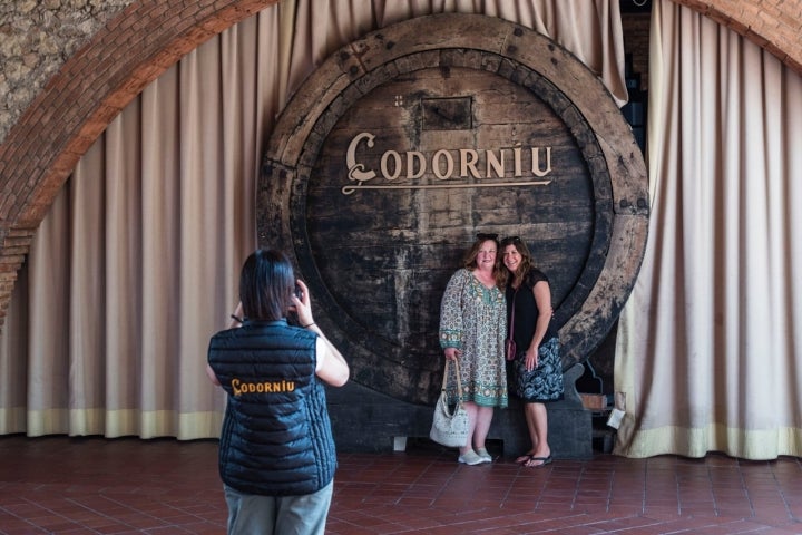 Turistas en el museo de Codorníu