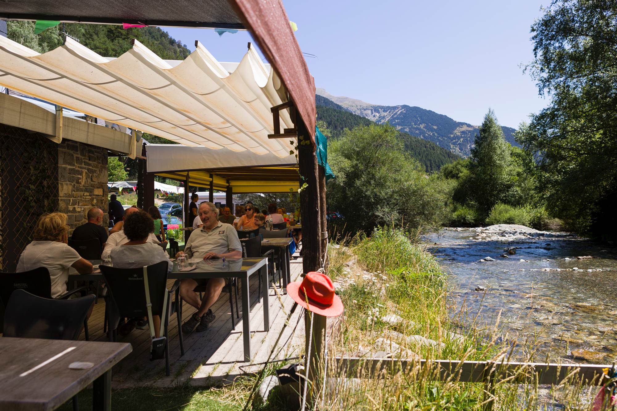 Mientras esperas a que llegue el plato, te puedes remojar los pies en el río.