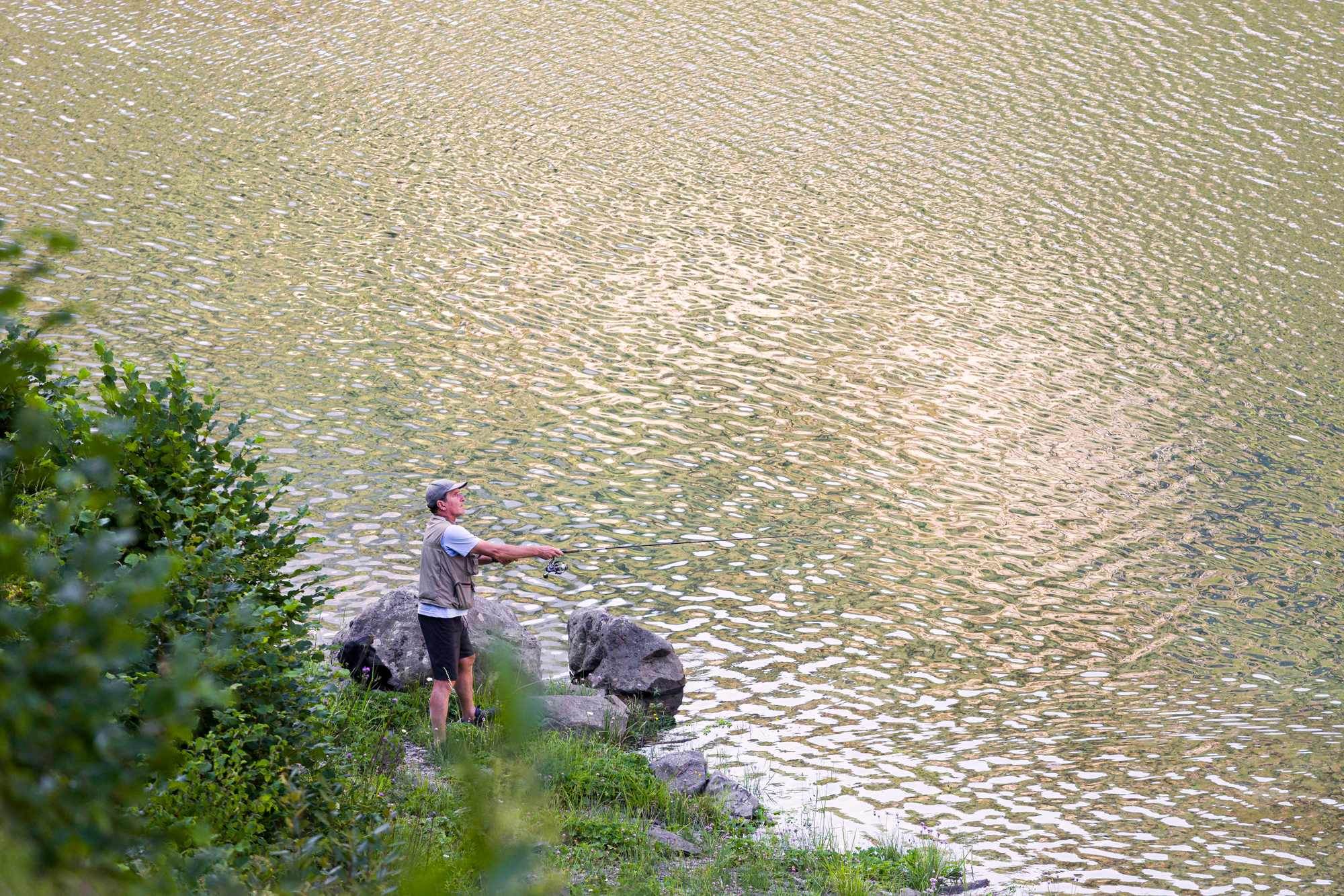 En la orilla del embalse también se pesca.