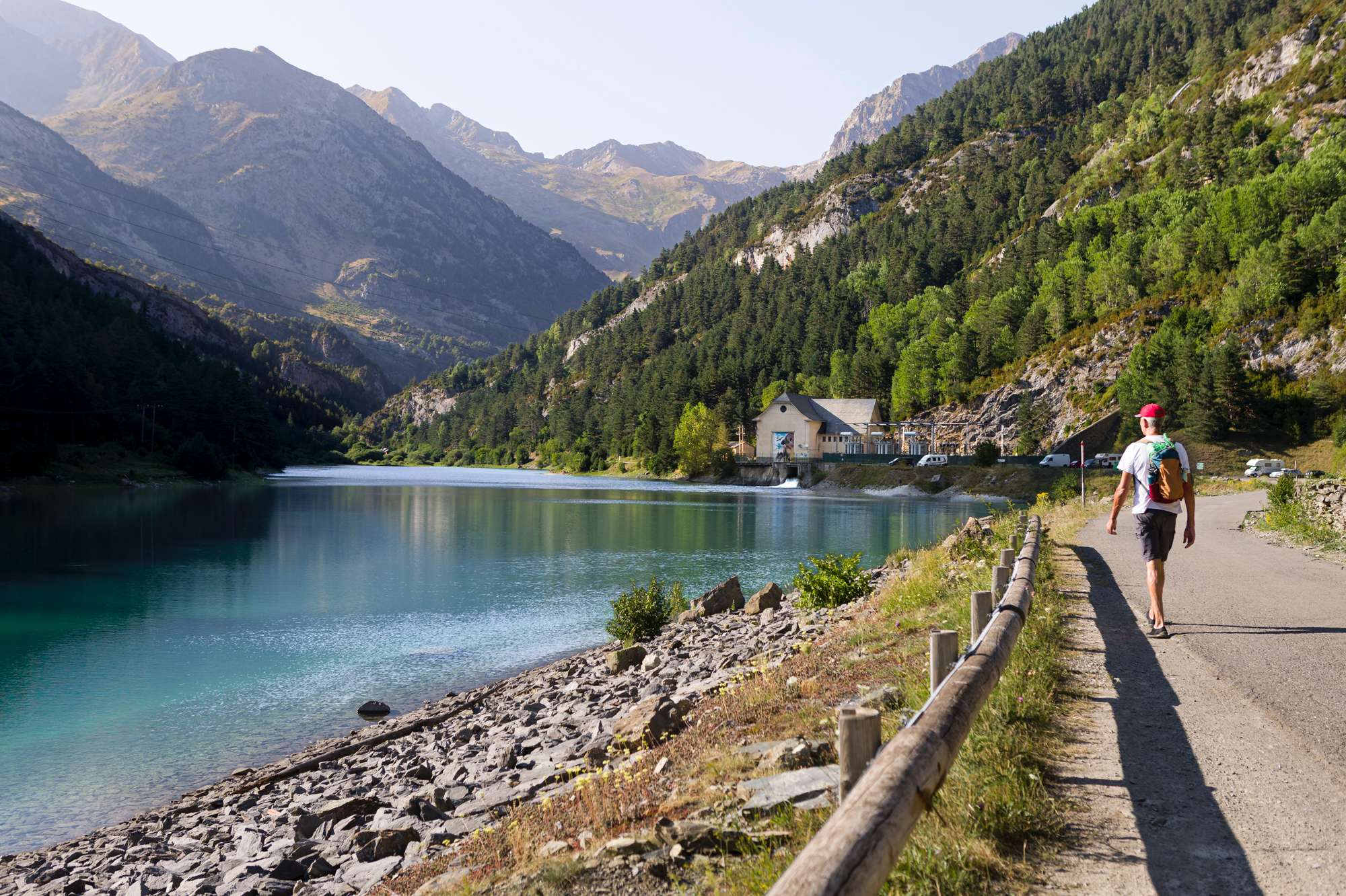 La ruta por el embalse de La Sarra es cómoda y se puede hacer con niños.
