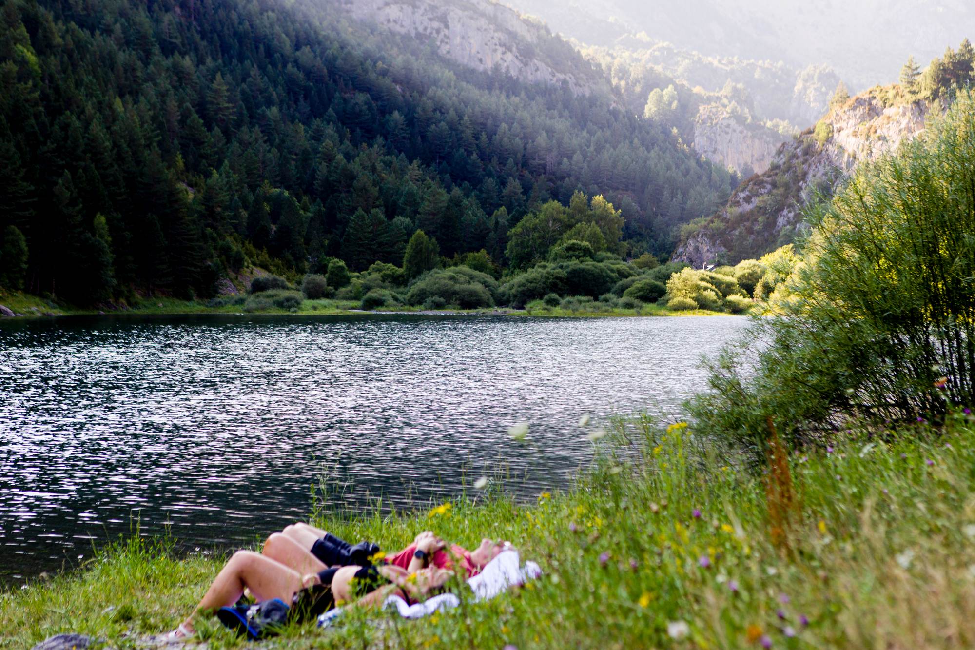 Ideal reposar junto a las aguas del embalse.