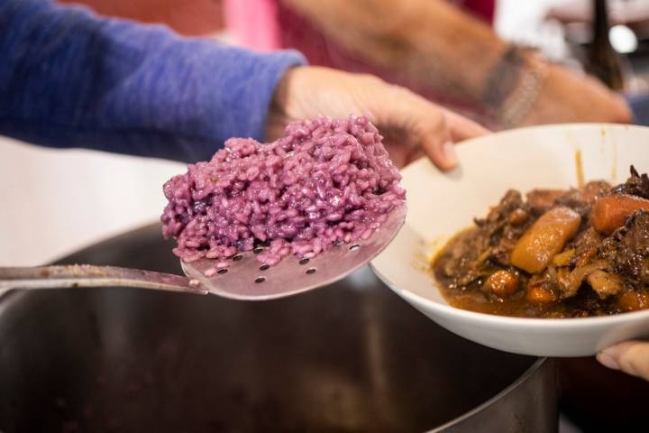 El menú: guiso de jabalí y arroz púrpura.