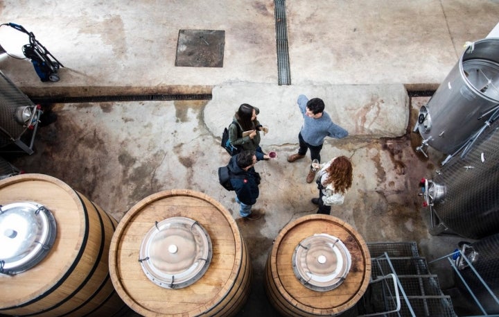 Brindis entre los bidones tras la ruta "pajarera".