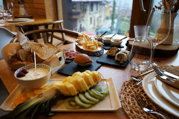 Asturias en invierno. Desayuno en los apartamentos 'Tierra del Agua' en Caleao (Caso).