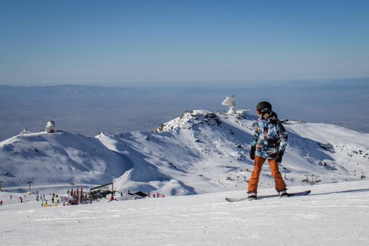 Actividades en Sierra Nevada (Granada): niño esquiando