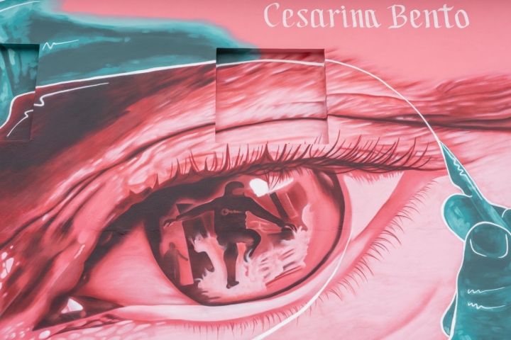 La obra incluye referencias a la poeta local Cesarina Bento.