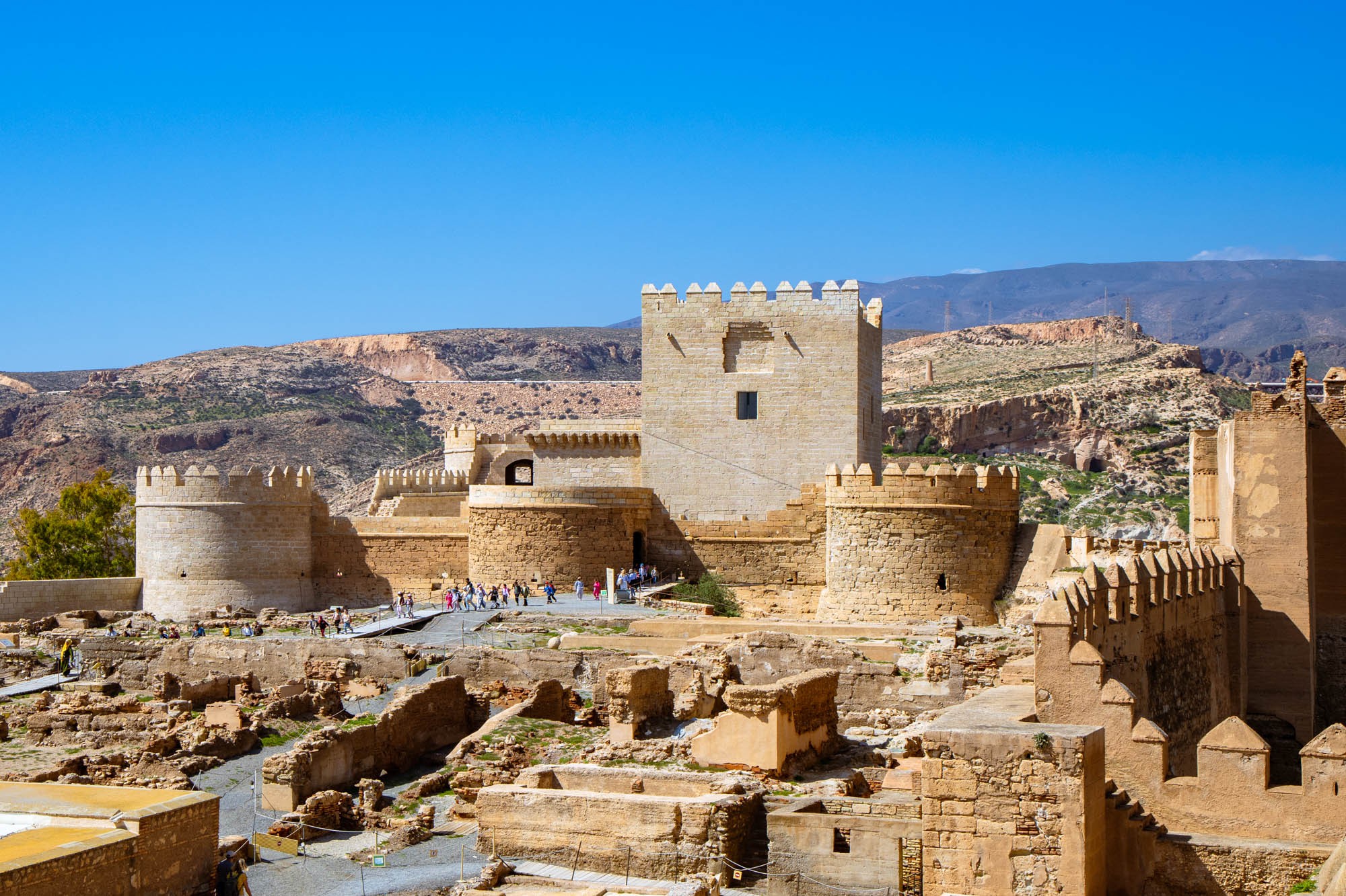 Restos del área palacial andalusí y el castillo cristiano.