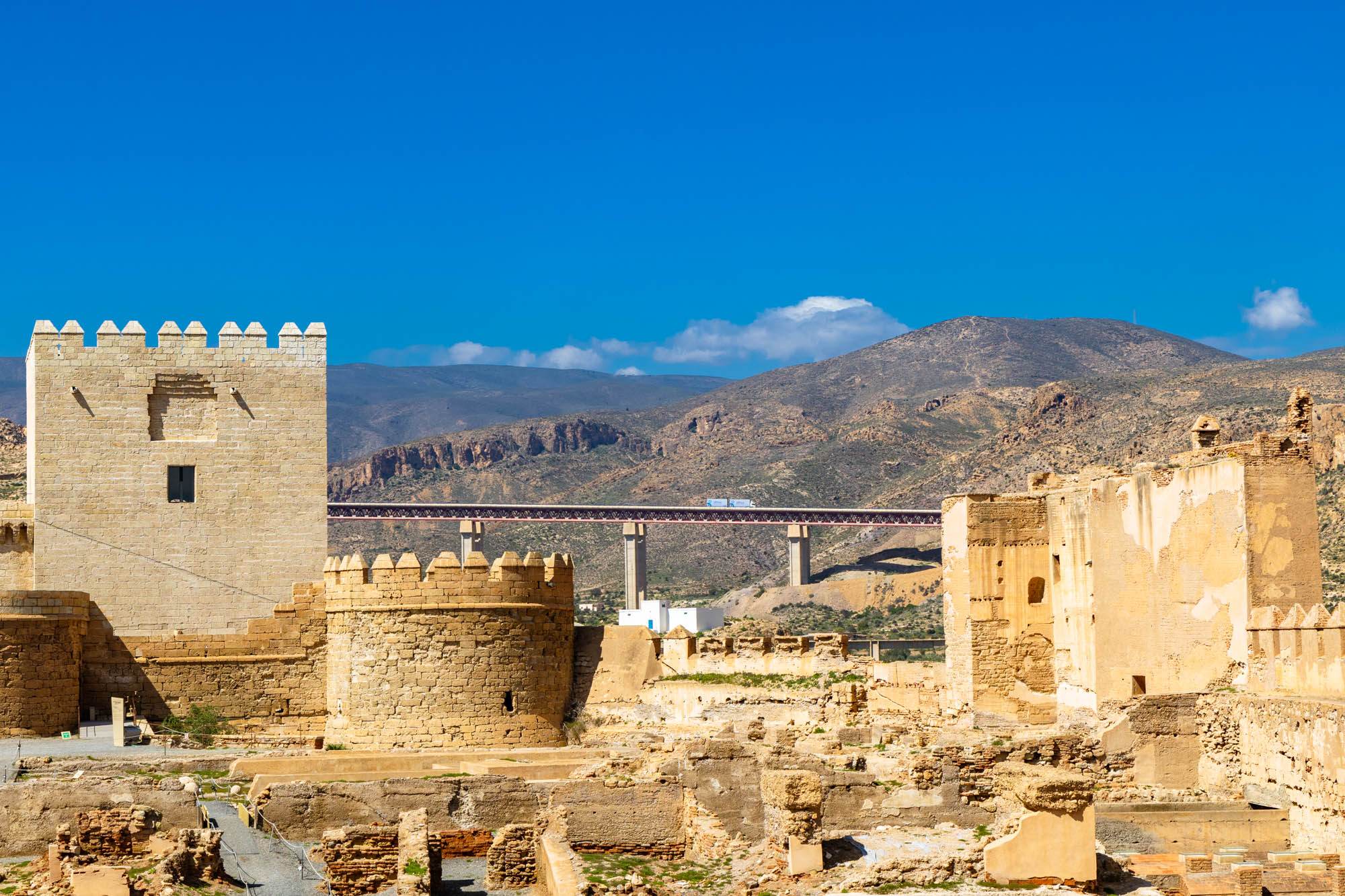 Restos del área palacial andalusí, a la derecha, y el castillo cristiano, a la izquierda.