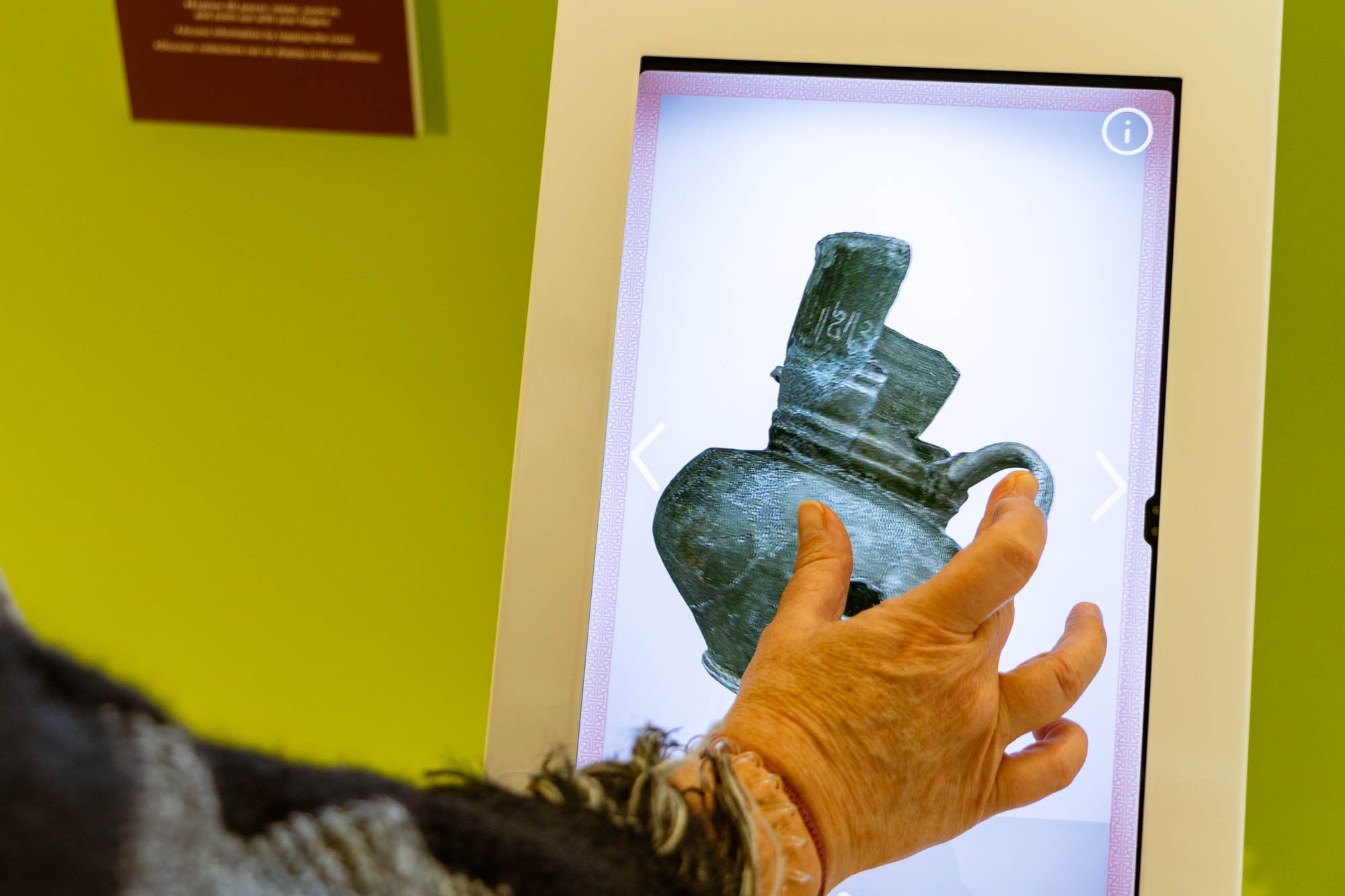 El catálogo digital del Yacimiento Barrio Andalusí permite escudriñar las piezas halladas en pantallas táctiles.