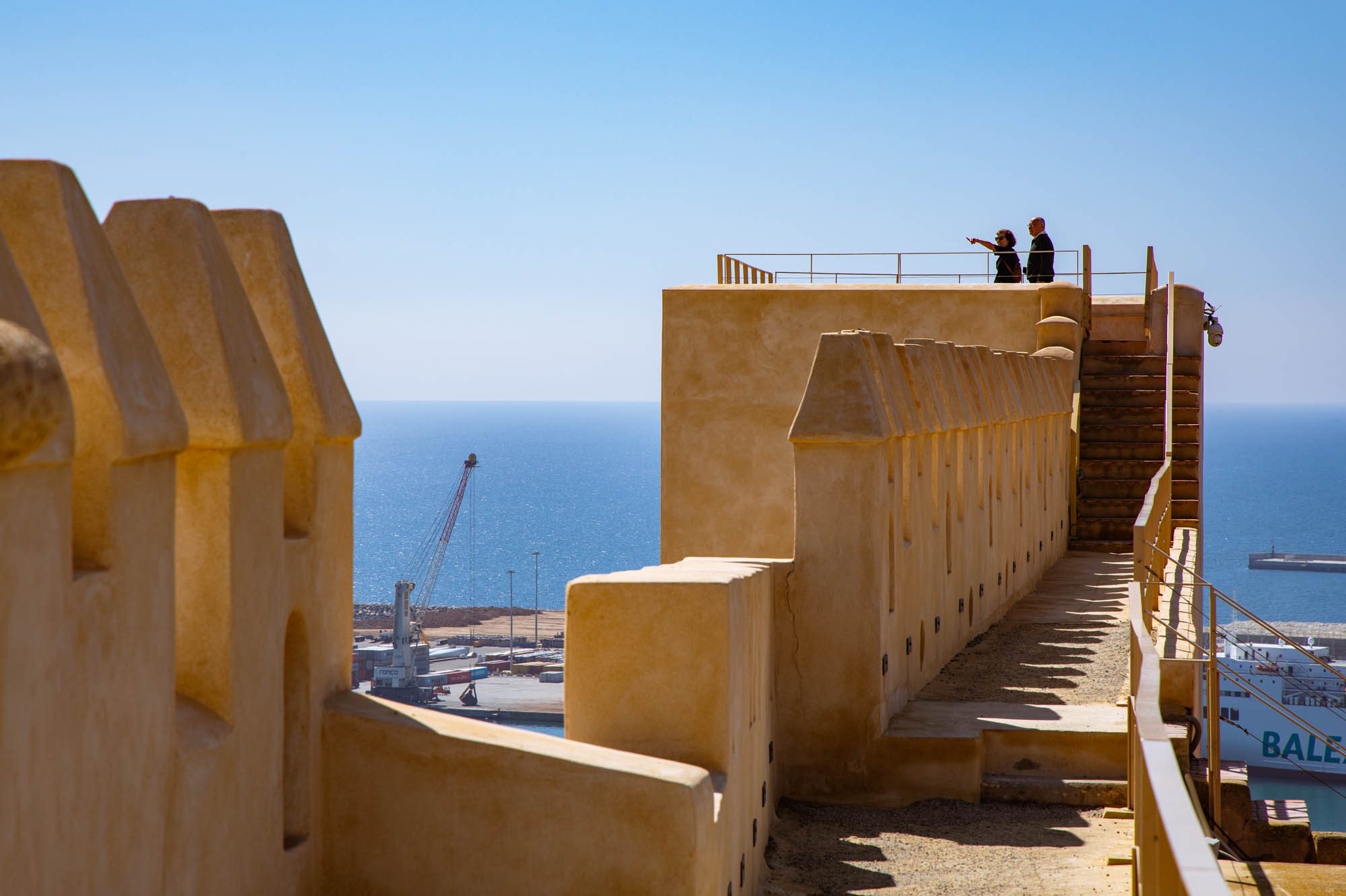 El paseo sobre el Muro de la Vela conduce hacia la Torre Sur.