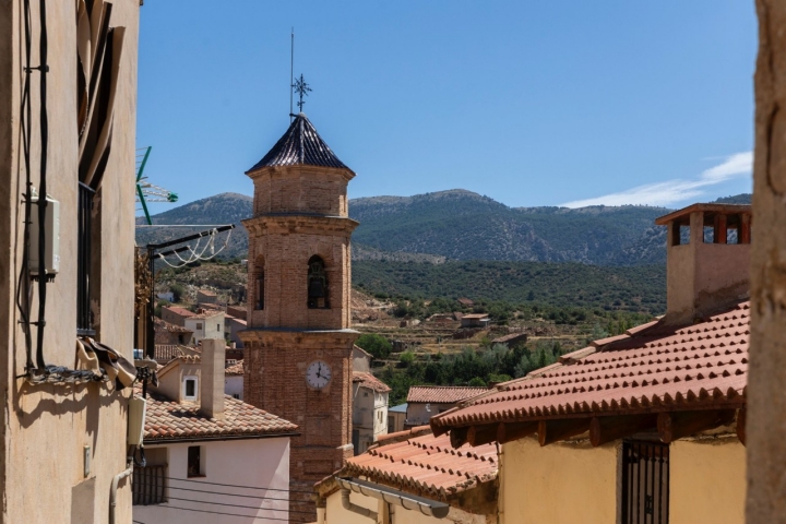 Vista del campanario de la iglesia de Riodeva.