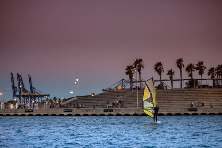 Deportistas de todas las edades se acercan a la Marina.