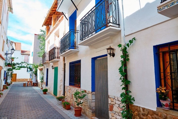 Las coloridas calles del pueblo invintan a pasear por ellas. Foto: Shutterstock.