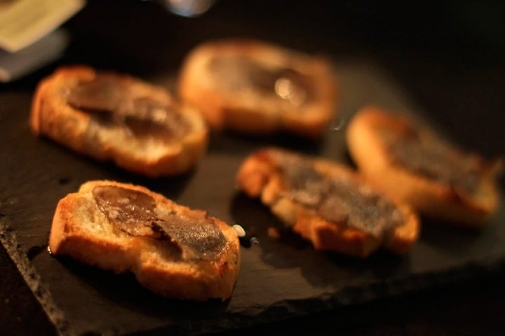 Las trufas del Alto Turia servidas sobre unas tostadas de pan, una delicia.