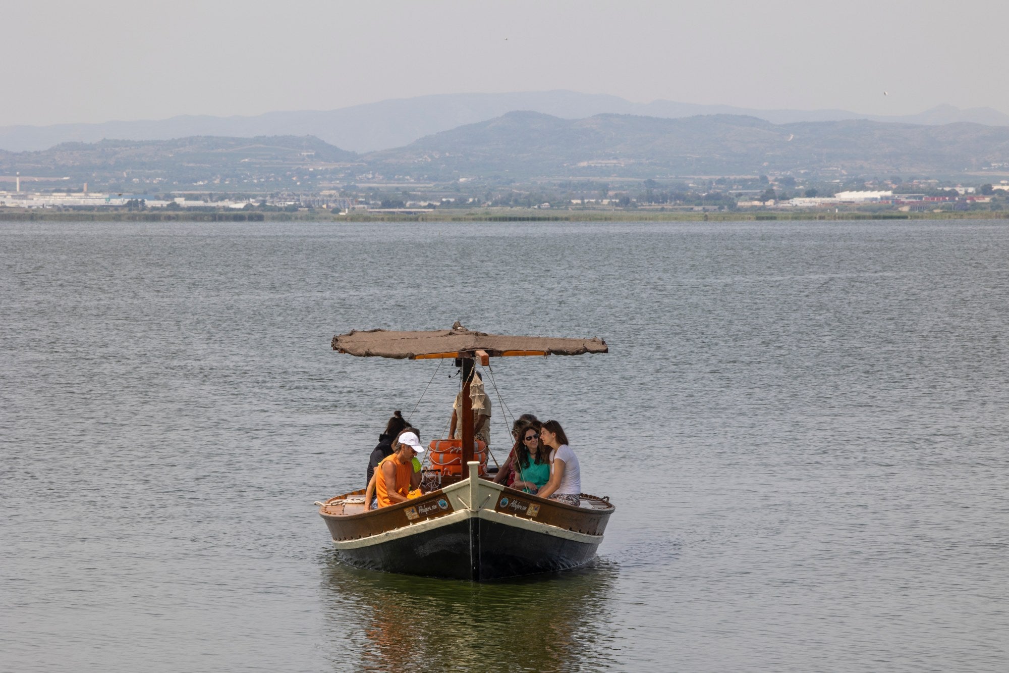 Barcas en la laguna de la Albufera con turistas