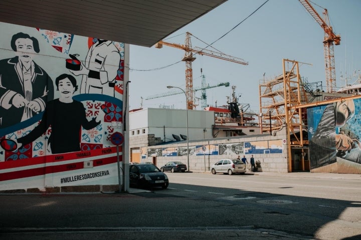 Junto al puerto, vemos los rostros de tres mujeres que dedicaron su vida a la industria conservera.