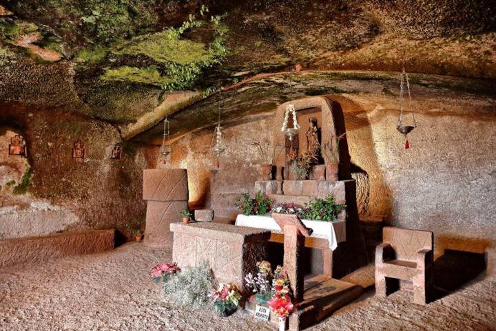 Algunas cuevas albergan restaurantes e incluso una capilla labrada completamente en piedra del siglo XVII.
