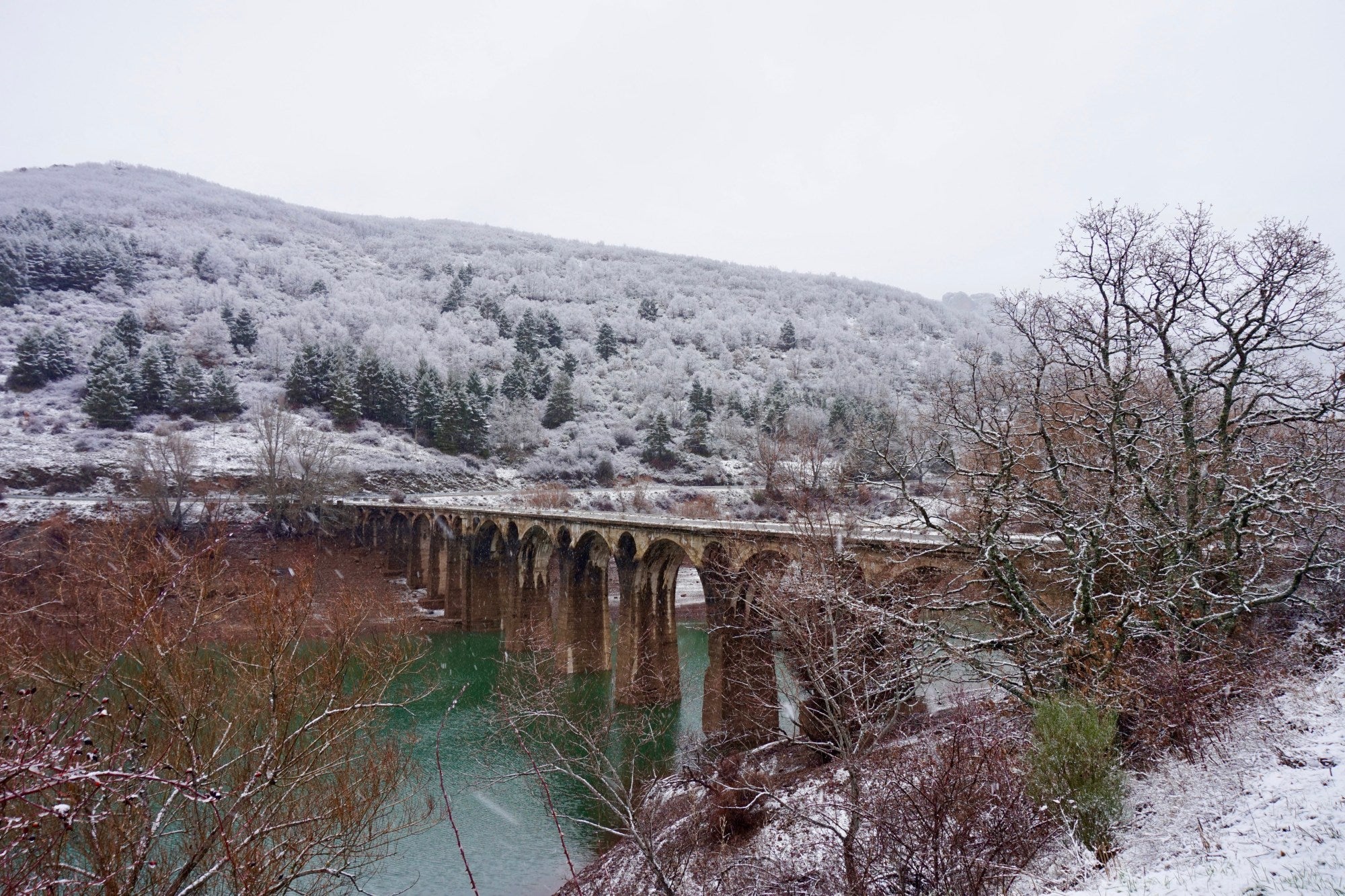 Ruinas del antiguo puente del embalse
