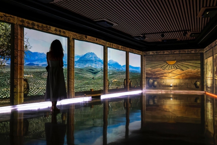 La almazara también expone obras de artistas jienenses.