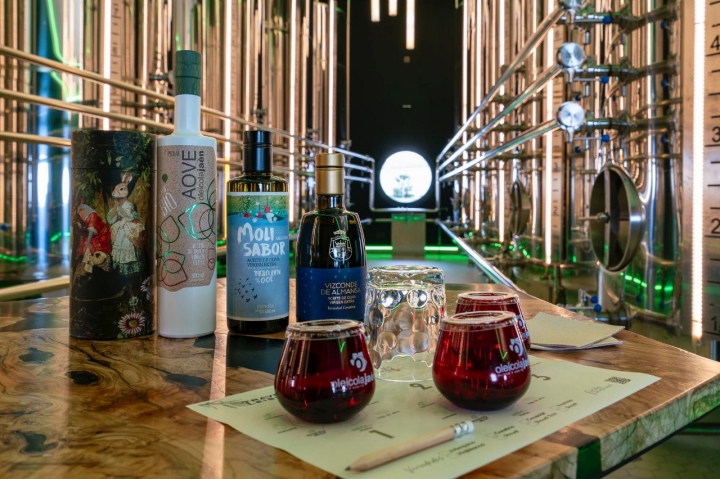 En Aoveland las catas se realizan entre enormes depósitos de aceite.