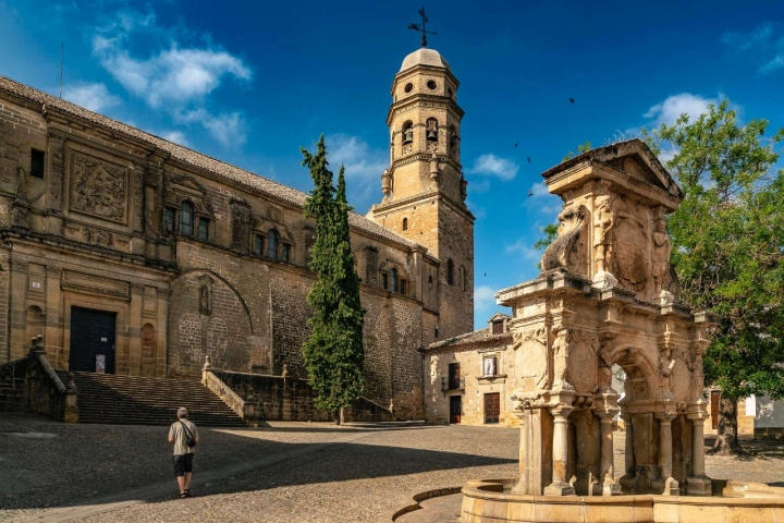 La fuente de Santa María, junto a la catedral, es uno de los iconos monumentales de Baeza.
