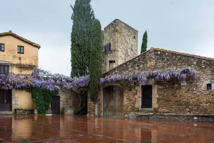 Sant Martí Vell. Hay pueblos del Baix Empordà que aún son joyas, llueva o haga calor.