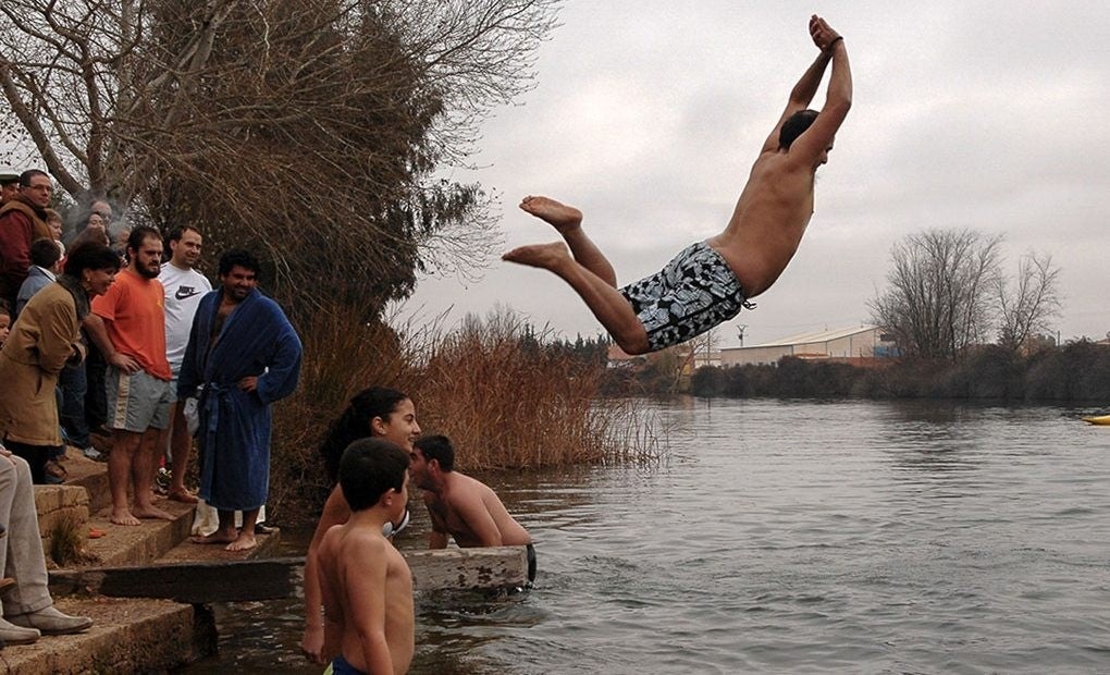 Personas lanzándose al agua.