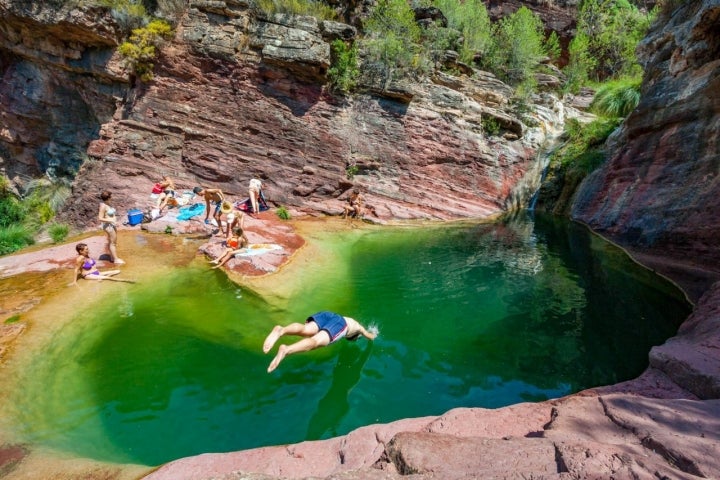 Las aguas del Pozo Negro adquieren un sinfín de matices debido a su profundidad.