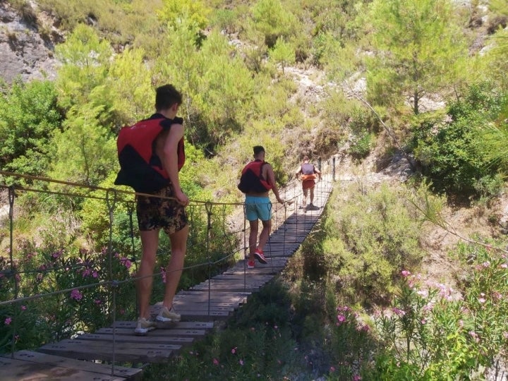 Barranquismo Río Verde. Cruzando el puente