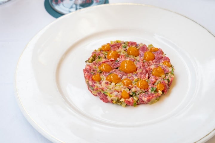 Steak tartar de vaca vieja cortado a cuchillo.