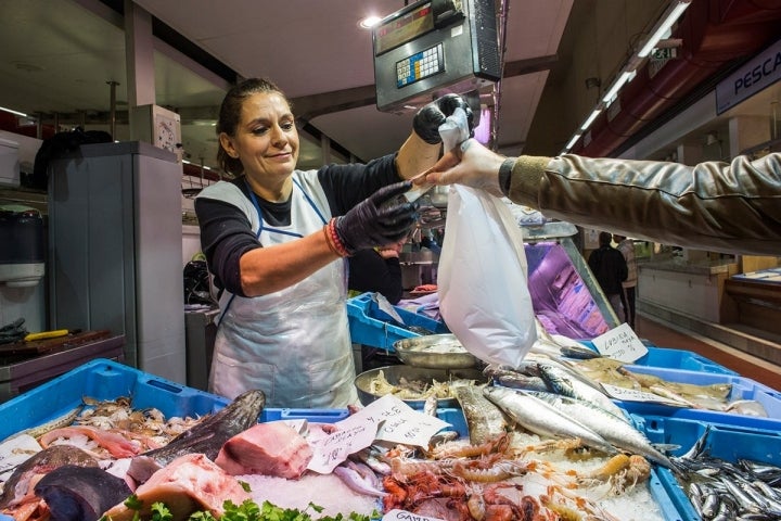 La pescadera Amparo vende el producto, como en otros puestos, que luego te preparan en el bar.