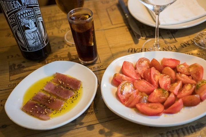 Atún marinado y tomate de temporada.