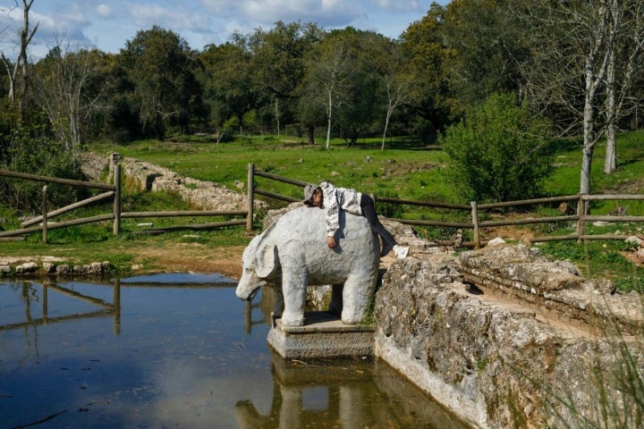 Réplica de una escultura de elefante