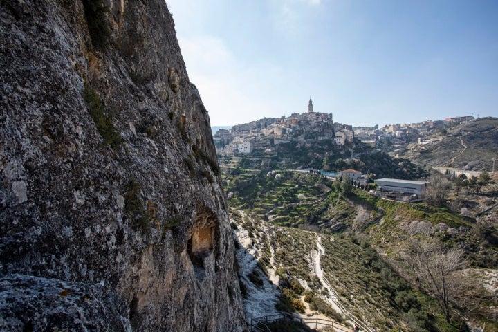 Vista de Bocairent desde les Covetes dels Moros.