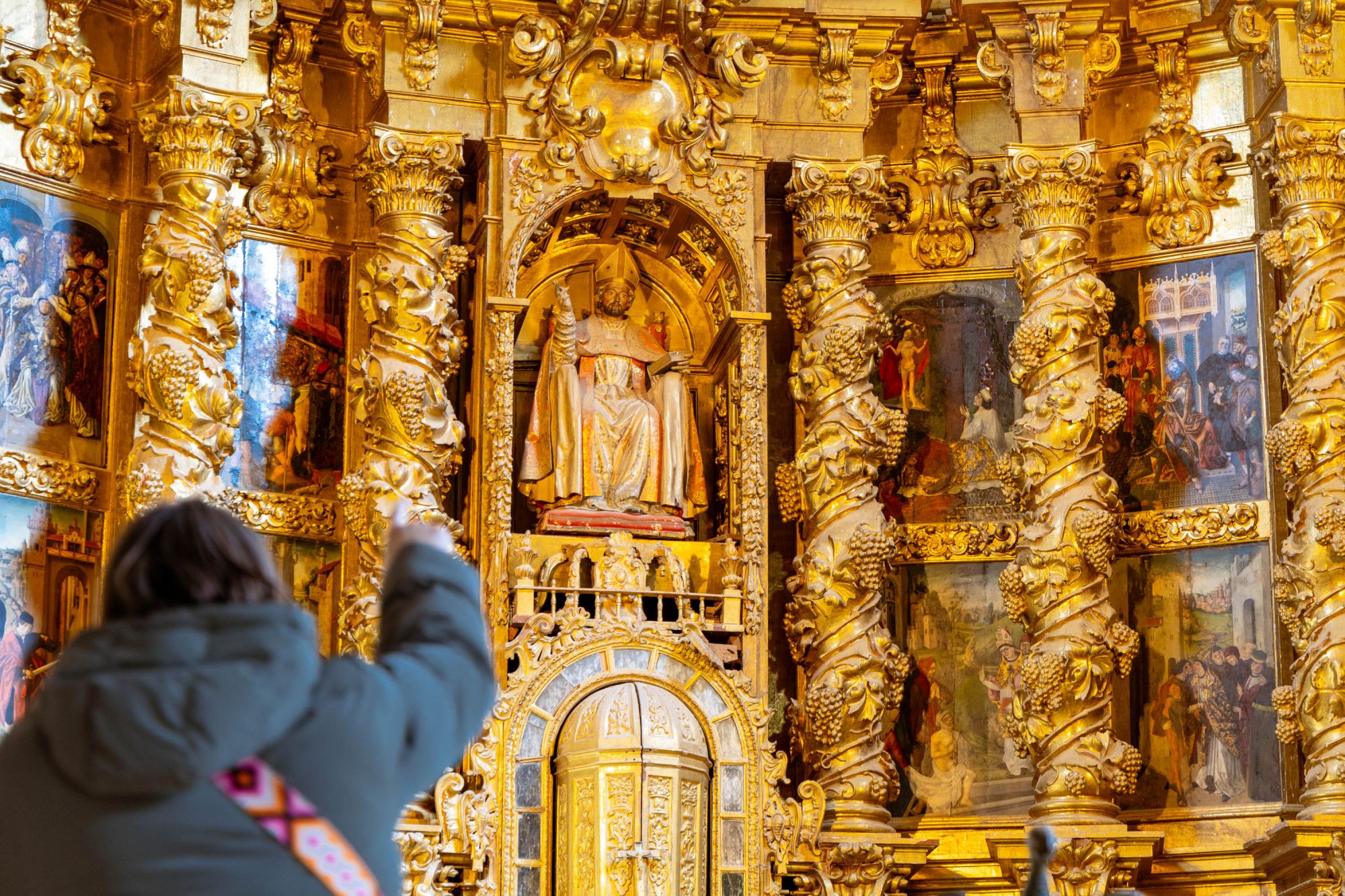 El retablo barroco del altar mayor.