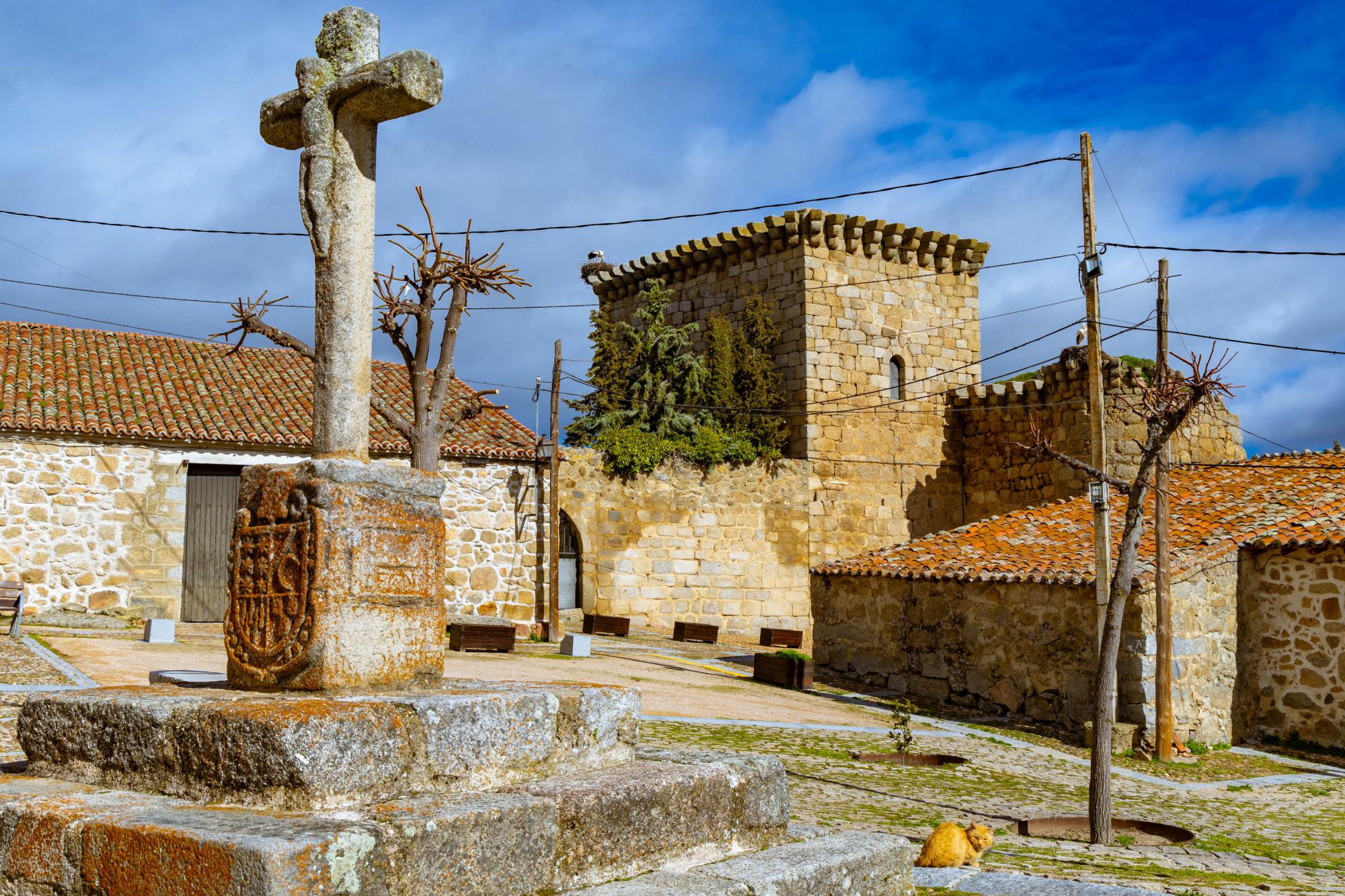 Entrada al castillo-palacio de los obispos de Ávila desde la plaza Mayor.