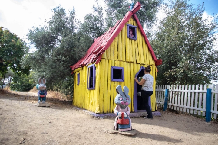 En medio del camino, una casa de cuento en la que se puede entrar.
