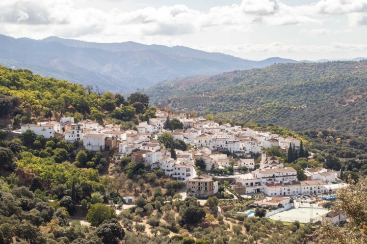 Parauta se ubica en la falda de la Serranía de Ronda, en el Parque Nacional Sierra de las Nieves.