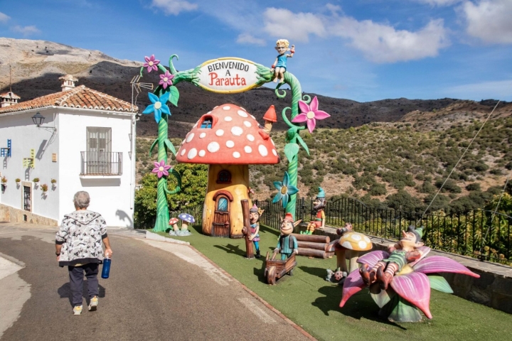 Un grupo de duendes da la bienvenida a los visitantes.
