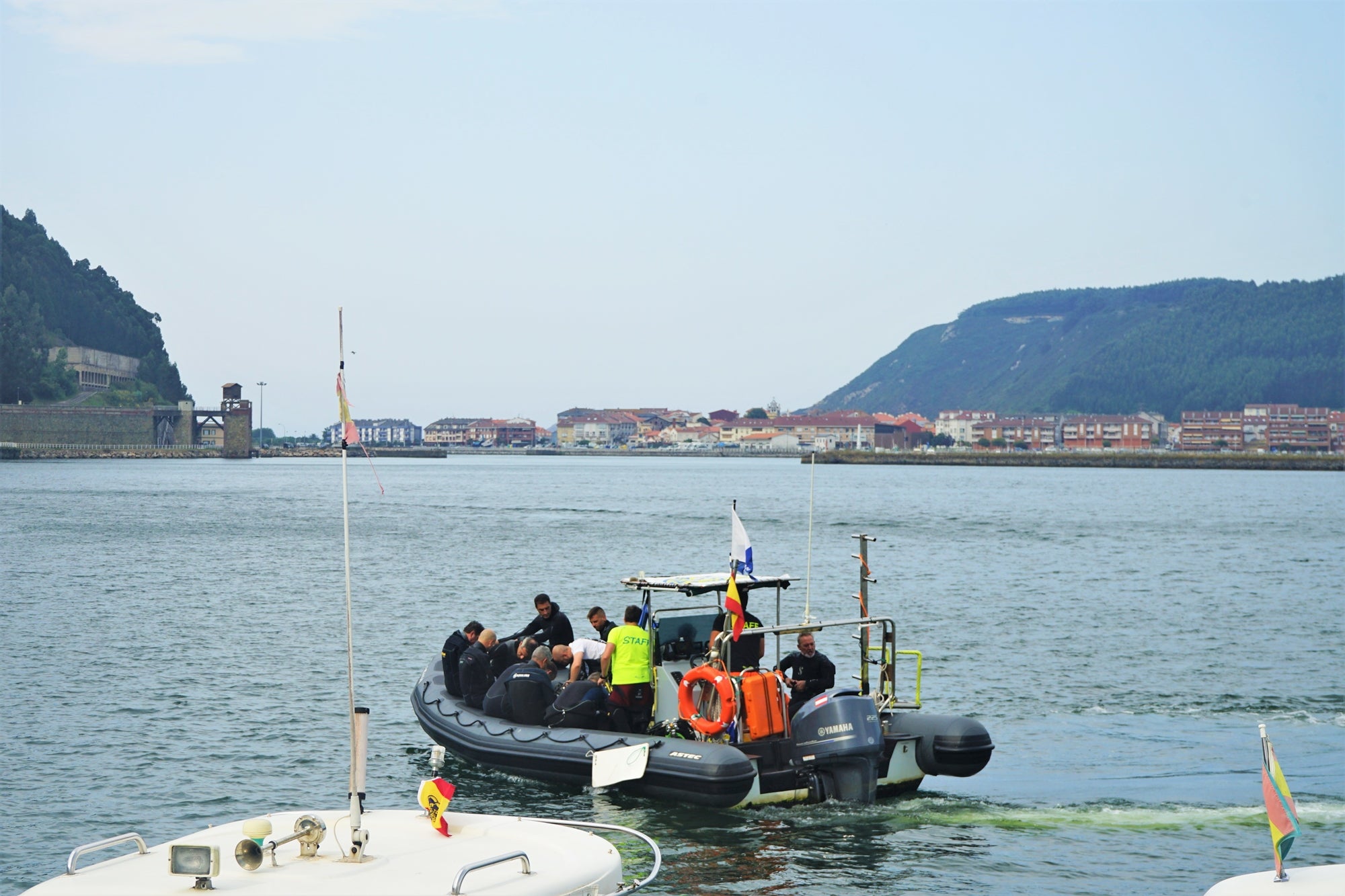 Buceo en Asturias lancha en puerto