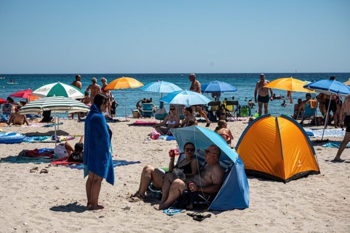 Calas de L'Ametlla de Mar (Tarragona): veraneantes en Cala Sant Jordi