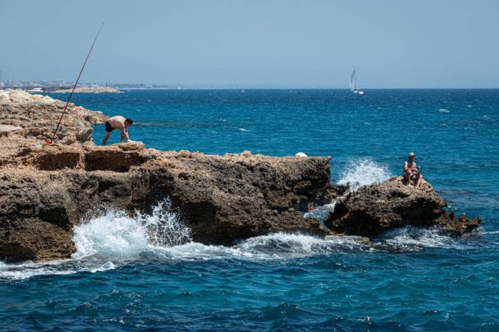 Calas de L'Ametlla de Mar (Tarragona): pescadores en la zona de rocas