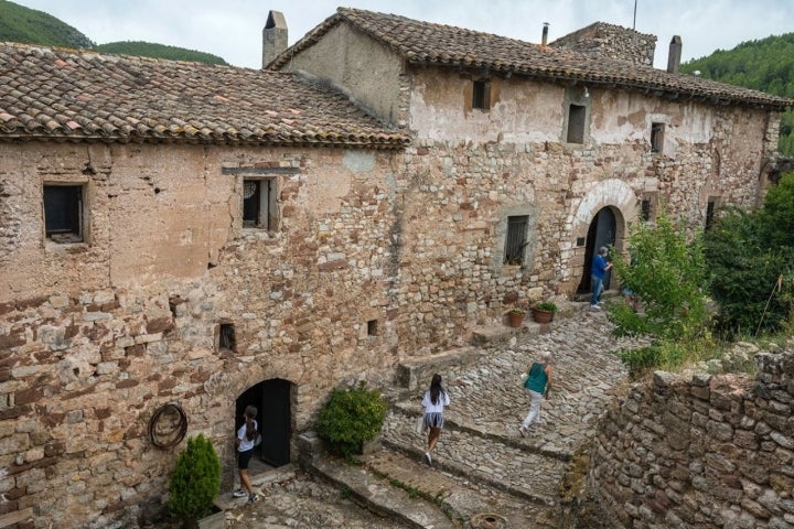 Camí del Riu: interior del Castell de Mediona