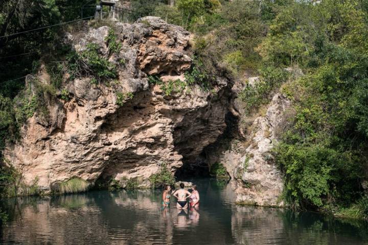 Camí del Riu: mujeres bañándose en Les Deus en Sant Quintí de Mediona