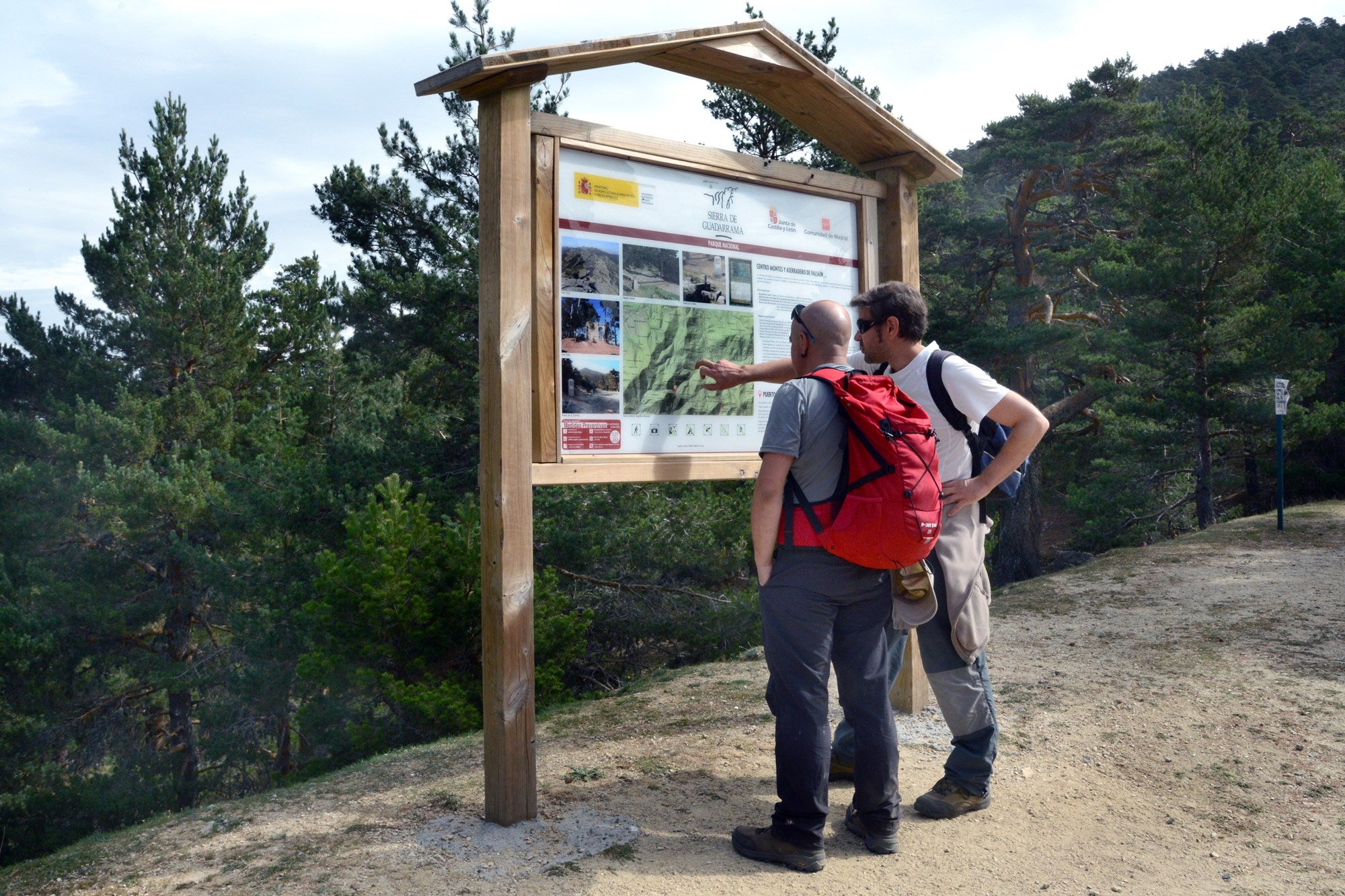 Camino de Santiago Madrileño Etapa 4 peregrinos con cartel