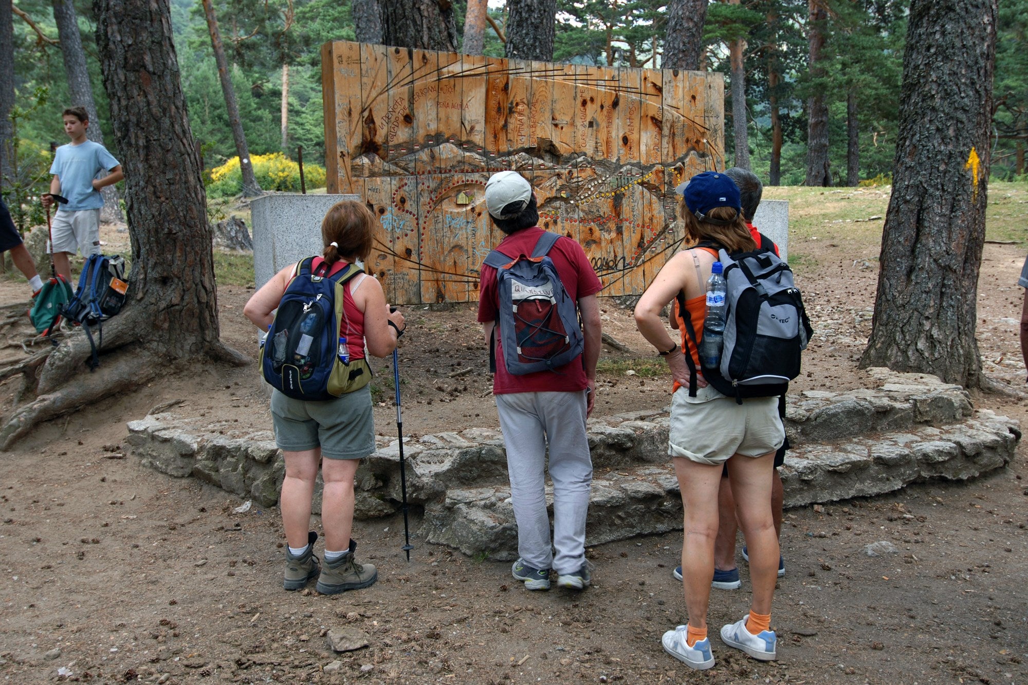 Camino de Santiago Madrileño Etapa 4 niños con un cartel