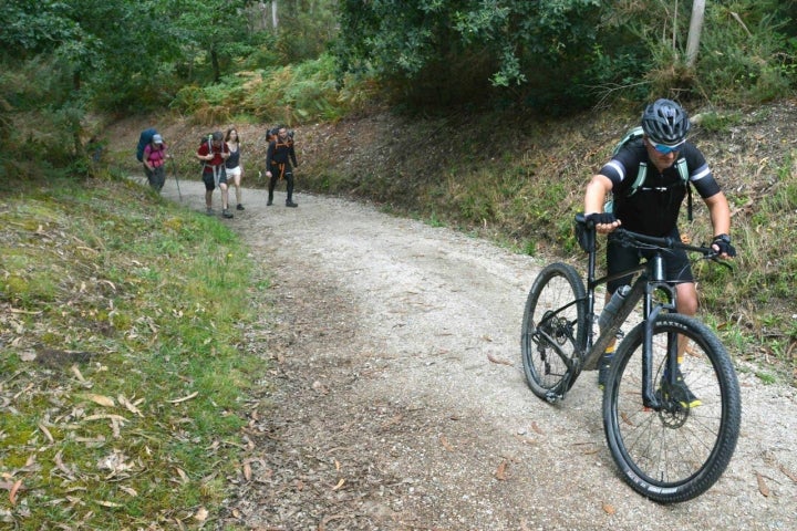 Ciclista cansado Camino Santiago